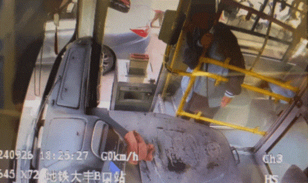 女童单独乘车坐过站，公交司机的举动很暖~